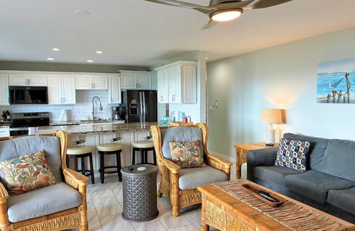 Estate Golden Rock Condo | Latitude Adjustment at Colony Cove-2 bed/2 bath TROPICAL BEACHFRONT condo w/pool