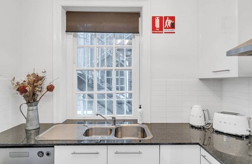 Kirribilli Apartment | 'Latitude' - Stunning Opera House Views, Designer 2 Bedroom Executive Apartment w/airconditioning
