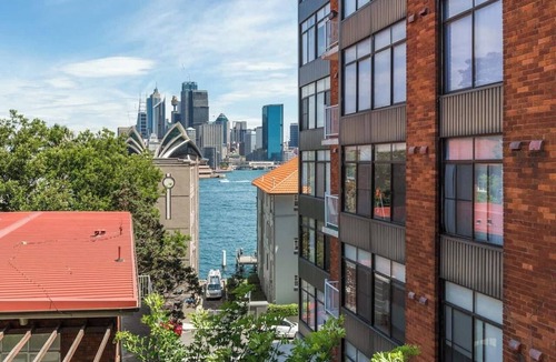 Kirribilli Apartment | 'Latitude' - Stunning Opera House Views, Designer 2 Bedroom Executive Apartment w/airconditioning