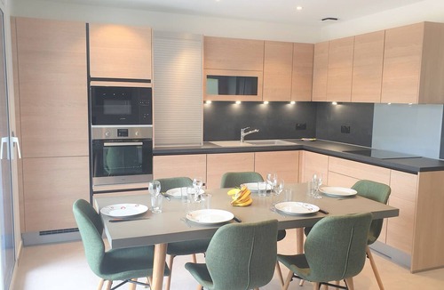 Cessenaz Apartment | Laudon Mountain View