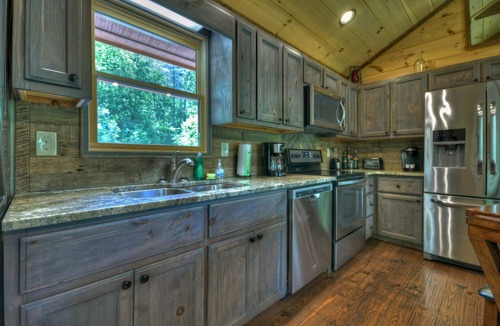 Mineral Bluff Cabin | Laurel Escape LLC- Romantic Luxury Cabin: Perfect for 2! PROMOTION 10%-15% OFF!