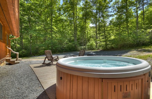 Mineral Bluff Cabin | Laurel Escape LLC- Romantic Luxury Cabin: Perfect for 2! PROMOTION 10%-15% OFF!
