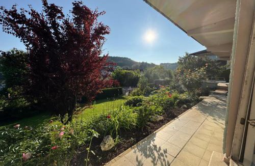 Blaustein Apartment | Lautertal Panorama-Suite - Kingsize-Bett & Badewanne & Dusche - Raucherbereich vor überdachten Terrasse - Rosengarten - Parkplätze 15m entfernt- Naturschutzgebiet vor Haustüre - sehr ruhige Gegend - Self-Checkin - 45qm2