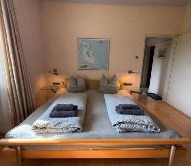 Blaustein Apartment | Lautertal Panorama-Suite - Kingsize-Bett & Badewanne & Dusche - Raucherbereich vor überdachten Terrasse - Rosengarten - Parkplätze 15m entfernt- Naturschutzgebiet vor Haustüre - sehr ruhige Gegend - Self-Checkin - 45qm2