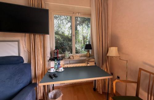 Blaustein Apartment | Lautertal Panorama-Suite - Kingsize-Bett & Badewanne & Dusche - Raucherbereich vor überdachten Terrasse - Rosengarten - Parkplätze 15m entfernt- Naturschutzgebiet vor Haustüre - sehr ruhige Gegend - Self-Checkin - 45qm2