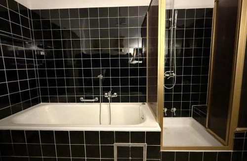 Blaustein Apartment | Lautertal Panorama-Suite - Kingsize-Bett & Badewanne & Dusche - Raucherbereich vor überdachten Terrasse - Rosengarten - Parkplätze 15m entfernt- Naturschutzgebiet vor Haustüre - sehr ruhige Gegend - Self-Checkin - 45qm2