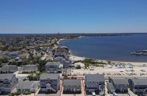 Lavallette House | Lavallette Bay view 6 large bedrooms New AC pet friendly 4 beach badges
