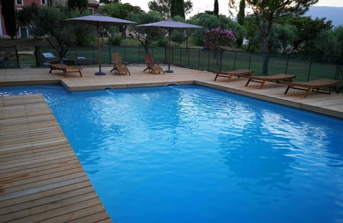 Mormoiron Apartment | Lavandes - Gite/studio overlooking the garden, pool and valley