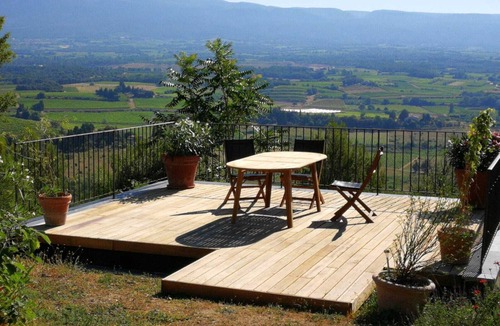Mormoiron Apartment | Lavandes - Gite/studio overlooking the garden, pool and valley