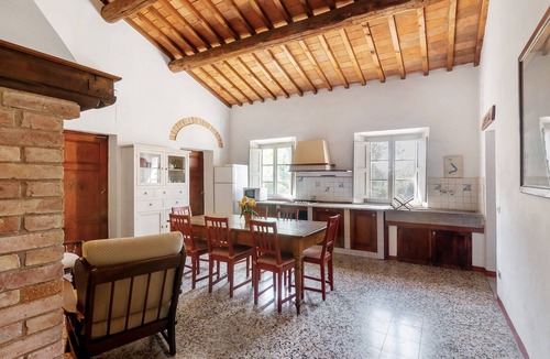 Gambassi Terme Apartment | Lavender Apartment with Terrace and Shared Panoramic Pool