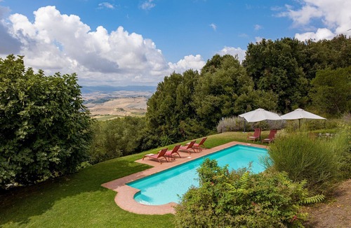 Gambassi Terme Apartment | Lavender Apartment with Terrace and Shared Panoramic Pool