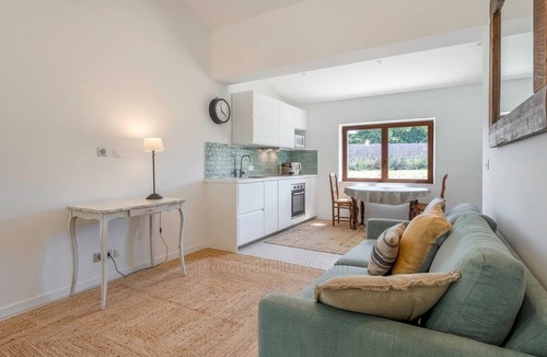Goult Cottage | Lavender fields gîte with panoramic Gordes views on private estate near Goult