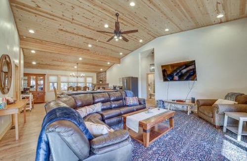 Pine House | 'Lavender Lodge' Mountain-View Pine Cabin w/Deck