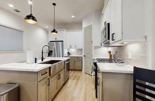 Spring Branch Central House | Laverne Hideaway