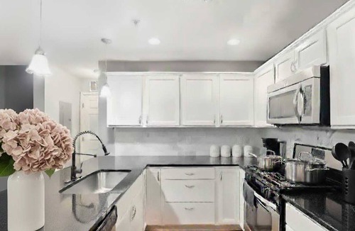 Lowry Hill East House | Lavish 3Bed 3Bath Condo in Uptown