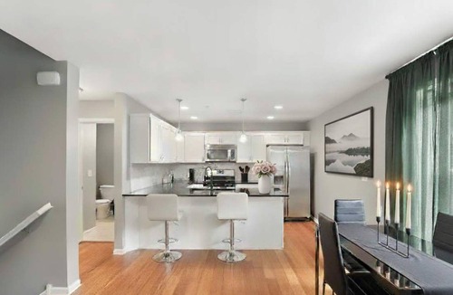 Lowry Hill East House | Lavish 3Bed 3Bath Condo in Uptown