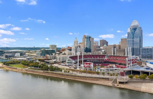 Downtown Cincinnati Apartment | Lavish Downtown Condo with Rooftop Lounge 337