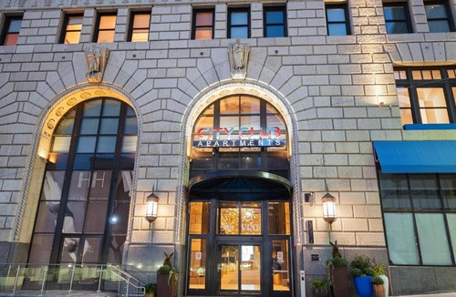 Downtown Cincinnati Apartment | Lavish Downtown Condo with Rooftop Lounge 337