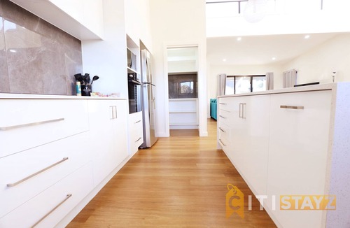Lyons House | Lavish in Lyons - 3bd 2bth spacious & modern home