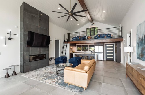 Mount Vernon House | Lavish Lake Getaway W/180* Views+ Boat Dock