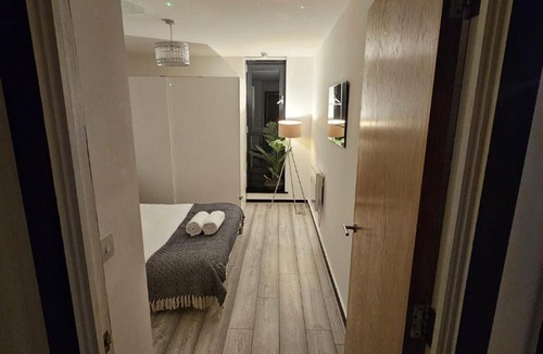 Canning Town South Apartment | Lavish London Apartment - Secure with parking