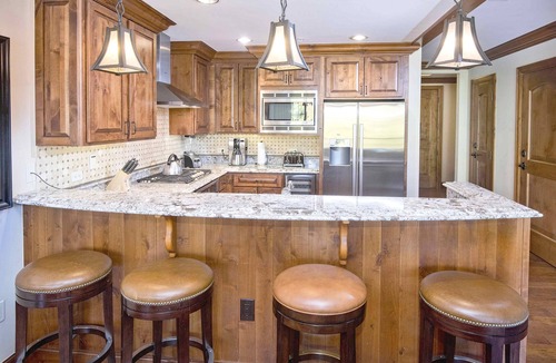 Vail Condo | Lavish Ritz Carlton Residence in Vail! AC, Short Walk to Slopes, Dining