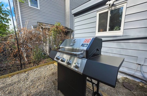 Lawrenceville House | Lawrenceville Gem: 2 Kings & Cozy Yard