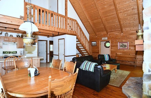 Berkeley Springs House | Lazy Bear Retreat - Classic Cabin!