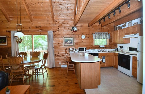 Berkeley Springs House | Lazy Bear Retreat - Classic Cabin!