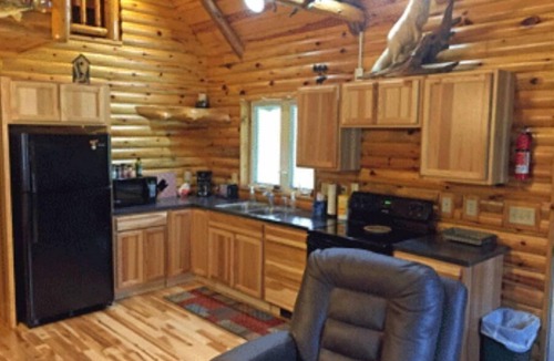 Gulliver Cabin | Lazy Cedars Log Cabin - Centrally located