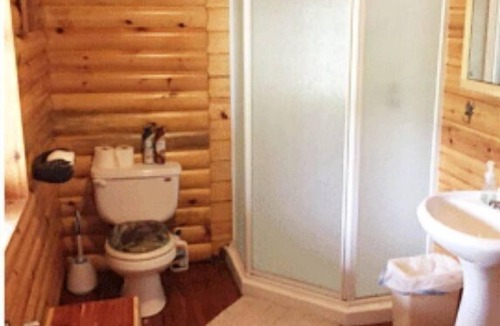 Gulliver Cabin | Lazy Cedars Log Cabin - Centrally located