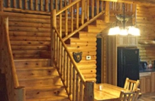 Gulliver Cabin | Lazy Cedars Log Cabin - Centrally located