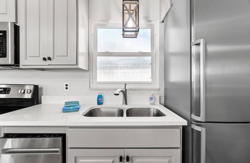 Bid-a-wee Beach Cottage | Lazy Dayz - Bid-A-Wee 2 bed2 bath , 1 block from PRIVATE BEACH
