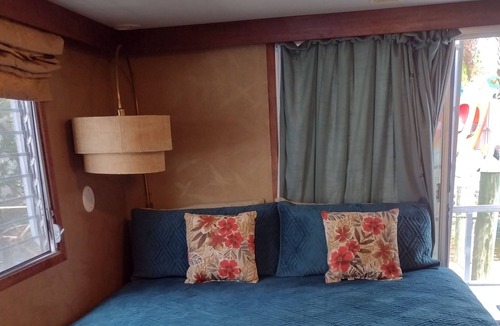 Nokomis Boat Rental | Lazy Parrot