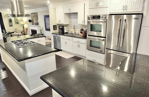 Peninsula Apartment | LB Peninsula, Steps to the Sand and Bay, Sleeps 8