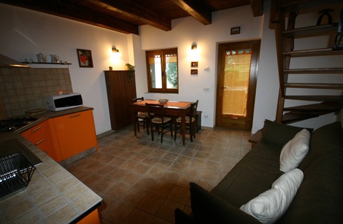Comero Cottage | Le 2 formiche (Lauri): rustic cottage with terrace and garden