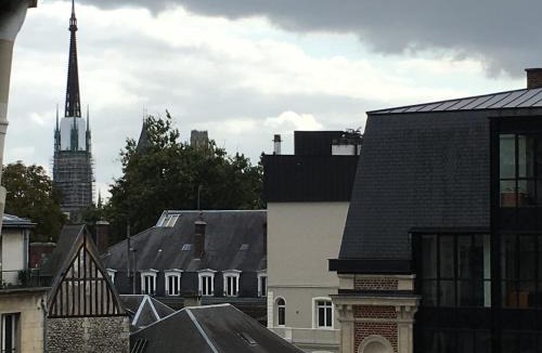 Quartier Vieux Marche-Cathedrale Apartment | Le 4B - Le Tiki