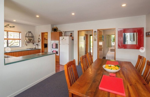 Akaroa House | Le Bach - Sun drenched north facing deck, Harbour views & Free Wifi