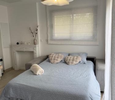 Coupvray Apartment | Le Balcon petit extérieur Idéal familles & couples à 10 min Disneyland Paris avec lit Queen size & parking privé