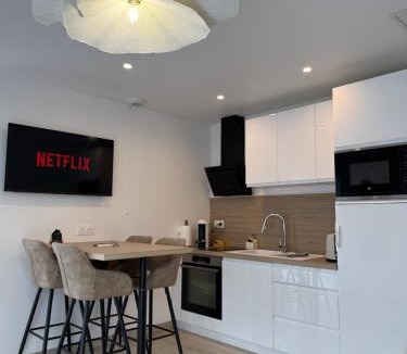 Coupvray Apartment | Le Balcon petit extérieur Idéal familles & couples à 10 min Disneyland Paris avec lit Queen size & parking privé