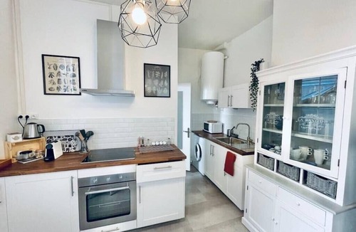 Centre Ville Apartment | 𝓛𝓮 𝓑𝓮𝓻𝓷𝓸𝓾: Hypercentre- calme et unique!