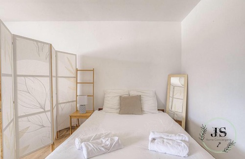 5th Arrondissement Apartment | Le Celeste Lumineux Studio tout équipé