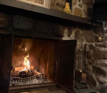 St-Adolphe-d'Howard Ski Chalet | Le Chalet Brun, jacuzzi en bord de lac