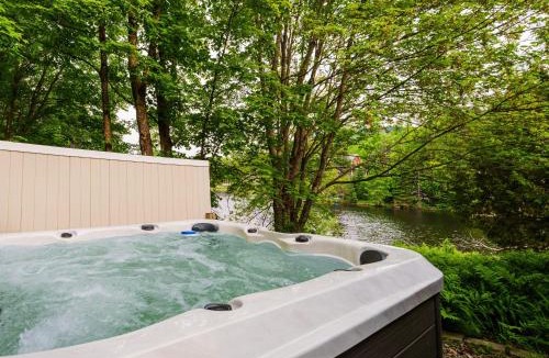 St-Adolphe-d'Howard Ski Chalet | Le Chalet Brun, jacuzzi en bord de lac