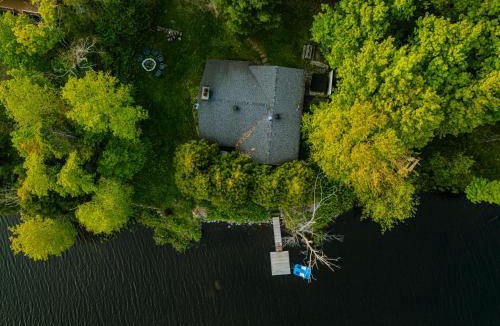 St-Adolphe-d'Howard Ski Chalet | Le Chalet Brun, jacuzzi en bord de lac