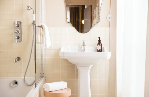 Saint-Ouen Hotel | Le Charmant