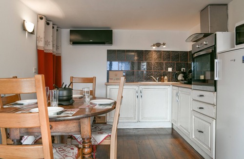Saint-Pierre-d'Albigny Apartment | Le chat de la Martine – AC, Parking, WiFi – Savoie College
