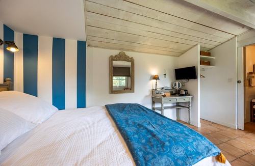 Saint-Sulpice-et-Cameyrac Bed & Breakfast | Le Clos du Gorion – Guest Room in the Countryside