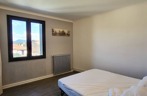 Valreas Villa | Le Cloître des Oliviers, house in the heart of the village with garden