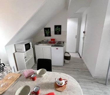 Lamballe Apartment | Le Cocon rouge - studio en plein centre historique
